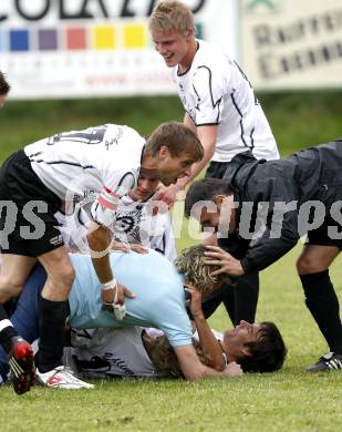 Fussball. Unterliga Ost. Eberndorfer AC gegen SV Raika GRIFFEN Rast. Torjubel (Eberndorf). Eberndorf, 29.5.2010.
Foto: Kuess
---
pressefotos, pressefotografie, kuess, qs, qspictures, sport, bild, bilder, bilddatenbank