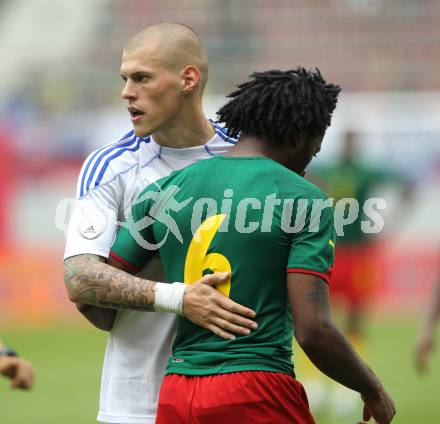 Fussball Laenderspiel. Testspiel Kamerun gegen Slowakei.  Alexandre Song (Kamerun), Martin Skrtel  (Slowakei). Klagenfurt, am 29.5.2010.
Foto: Kuess

---
pressefotos, pressefotografie, kuess, qs, qspictures, sport, bild, bilder, bilddatenbank