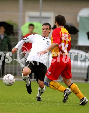 Fussball. Kaerntner Liga. SK Austria Kelag Kaernten 1b gegen ATSV Wolfsberg. Salentinig Martin (Austria Kaernten), Smrtnik Martin (Wolfsberg). Klagenfurt, 2.6.2010.
Foto: Kuess 
---
pressefotos, pressefotografie, kuess, qs, qspictures, sport, bild, bilder, bilddatenbank