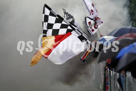 Fussball. Kaerntner Liga. SK Austria Kelag Kaernten 1b gegen ATSV Wolfsberg. Fans, Fahnen. Klagenfurt, 2.6.2010.
Foto: Kuess 
---
pressefotos, pressefotografie, kuess, qs, qspictures, sport, bild, bilder, bilddatenbank