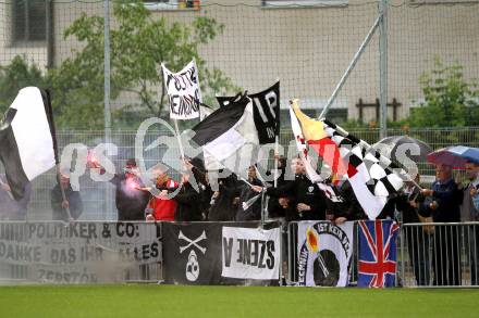 Fussball. Kaerntner Liga. SK Austria Kelag Kaernten 1b gegen ATSV Wolfsberg. Fans, Fahnen. Klagenfurt, 2.6.2010.
Foto: Kuess 
---
pressefotos, pressefotografie, kuess, qs, qspictures, sport, bild, bilder, bilddatenbank