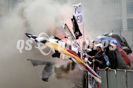 Fussball. Kaerntner Liga. SK Austria Kelag Kaernten 1b gegen ATSV Wolfsberg. Fans, Fahnen. Klagenfurt, 2.6.2010.
Foto: Kuess 
---
pressefotos, pressefotografie, kuess, qs, qspictures, sport, bild, bilder, bilddatenbank