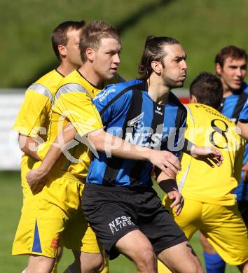 Fussball Unterliga West. SG Drautal gegen SC Hermagor. Daniel Trupp (Drautal), Raphael Neuhauser (Hermagor). Feistritz/Drau, am 5.6.2010.
Foto: Kuess
---
pressefotos, pressefotografie, kuess, qs, qspictures, sport, bild, bilder, bilddatenbank