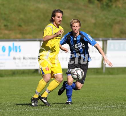 Fussball Unterliga West. SG Drautal gegen SC Hermagor. Stefan Gailberger (Drautal), Enes Sinanovic (Hermagor). Feistritz/Drau, am 5.6.2010.
Foto: Kuess
---
pressefotos, pressefotografie, kuess, qs, qspictures, sport, bild, bilder, bilddatenbank