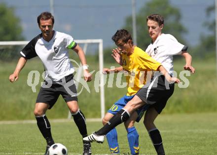 Fussball Kaerntner Liga. SV ASKOE Sittersdorf gegen FC Welzenegg. Samir Nuhanovic (Sittersdorf), Bernhard Ruediger Kitz, Mario Hutter (Welzenegg). Sittersdorf, am 6.6.2010.
Foto: Kuess
---
pressefotos, pressefotografie, kuess, qs, qspictures, sport, bild, bilder, bilddatenbank