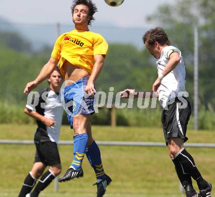 Fussball Kaerntner Liga. SV ASKOE Sittersdorf gegen FC Welzenegg. Murat Veliu (Sittersdorf), Bernhard Ruediger Kitz (Welzenegg). Sittersdorf, am 6.6.2010.
Foto: Kuess
---
pressefotos, pressefotografie, kuess, qs, qspictures, sport, bild, bilder, bilddatenbank