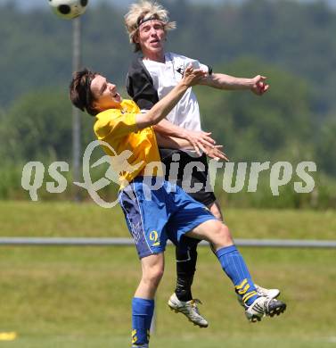 Fussball Kaerntner Liga. SV ASKOE Sittersdorf gegen FC Welzenegg. Mario Michael Reinwald (Sittersdorf), David Tamegger (Welzenegg). Sittersdorf, am 6.6.2010.
Foto: Kuess
---
pressefotos, pressefotografie, kuess, qs, qspictures, sport, bild, bilder, bilddatenbank