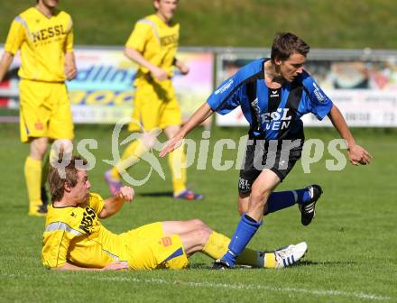 Fussball Unterliga West. SG Drautal gegen SC Hermagor. Rudolf Sandriesser (Drautal), Michael Sternig (Hermagor). Feistritz/Drau, am 5.6.2010.
Foto: Kuess
---
pressefotos, pressefotografie, kuess, qs, qspictures, sport, bild, bilder, bilddatenbank