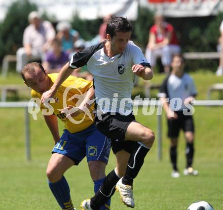 Fussball Kaerntner Liga. SV ASKOE Sittersdorf gegen FC Welzenegg. Veliu Arianit (Sittersdorf), Blendi Bilali (Welzenegg). Sittersdorf, am 6.6.2010.
Foto: Kuess
---
pressefotos, pressefotografie, kuess, qs, qspictures, sport, bild, bilder, bilddatenbank