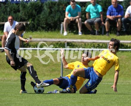 Fussball Kaerntner Liga. SV ASKOE Sittersdorf gegen FC Welzenegg. Salih Alic, Murat Veliu (Sittersdorf), Haris Malkoc (Welzenegg). Sittersdorf, am 6.6.2010.
Foto: Kuess
---
pressefotos, pressefotografie, kuess, qs, qspictures, sport, bild, bilder, bilddatenbank