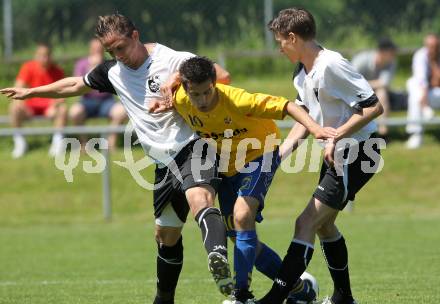 Fussball Kaerntner Liga. SV ASKOE Sittersdorf gegen FC Welzenegg. Samir Nuhanovic (Sittersdorf), Stefan Dollinger, Mario Hutter (Welzenegg). Sittersdorf, am 6.6.2010.
Foto: Kuess
---
pressefotos, pressefotografie, kuess, qs, qspictures, sport, bild, bilder, bilddatenbank