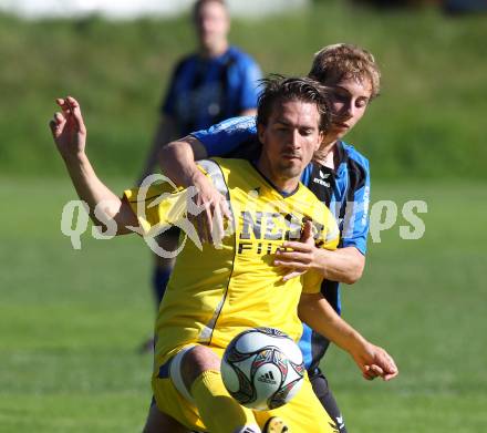 Fussball Unterliga West. SG Drautal gegen SC Hermagor. Stefan Gailberger (Drautal), Enes Sinanovic (Hermagor). Feistritz/Drau, am 5.6.2010.
Foto: Kuess
---
pressefotos, pressefotografie, kuess, qs, qspictures, sport, bild, bilder, bilddatenbank