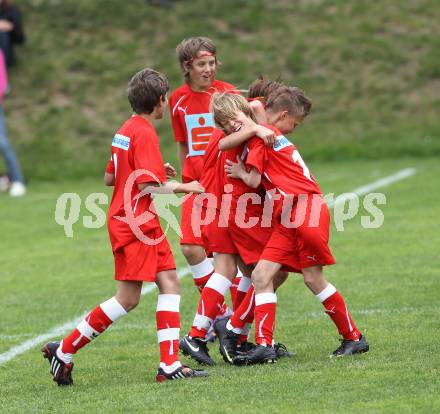 Fussball. Schuelerliga. Finale. BG Lerchenfeld gegen SHS Spittal.  Jubel Sieger Lerchenfeld. Gmuend, 1.6.2010.
Foto: Kuess
---
pressefotos, pressefotografie, kuess, qs, qspictures, sport, bild, bilder, bilddatenbank