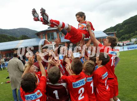 Fussball. Schuelerliga. Finale. BG Lerchenfeld gegen SHS Spittal.  Jubel Sieger Lerchenfeld. Gmuend, 1.6.2010.
Foto: Kuess
---
pressefotos, pressefotografie, kuess, qs, qspictures, sport, bild, bilder, bilddatenbank