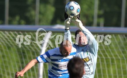 Fussball Kaerntner Liga. VSV gegen SV Penk/Reisseck. Rene Prettenthaler (VSV), Alexander Sattlegger (Penk). Villach, am 5.6.2010.
Foto: Kuess
---
pressefotos, pressefotografie, kuess, qs, qspictures, sport, bild, bilder, bilddatenbank