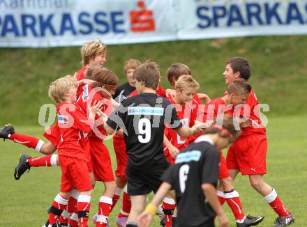 Fussball. Schuelerliga. Finale. BG Lerchenfeld gegen SHS Spittal.  Jubel Sieger Lerchenfeld. Gmuend, 1.6.2010.
Foto: Kuess
---
pressefotos, pressefotografie, kuess, qs, qspictures, sport, bild, bilder, bilddatenbank