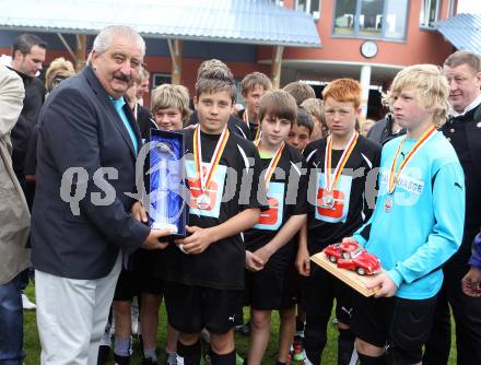 Fussball. Schuelerliga. Finale. Manfred Skornschek mit den Zweitplatzierten SHS Spittal. Gmuend, 1.6.2010.
Foto: Kuess
---
pressefotos, pressefotografie, kuess, qs, qspictures, sport, bild, bilder, bilddatenbank