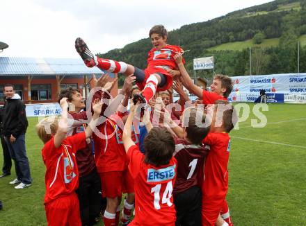 Fussball. Schuelerliga. Finale. BG Lerchenfeld gegen SHS Spittal.  Jubel Sieger Lerchenfeld. Gmuend, 1.6.2010.
Foto: Kuess
---
pressefotos, pressefotografie, kuess, qs, qspictures, sport, bild, bilder, bilddatenbank