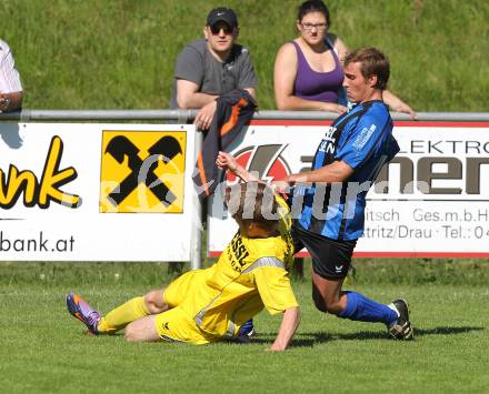 Fussball Unterliga West. SG Drautal gegen SC Hermagor. Rene Kofler (Drautal), Markus Astner (Hermagor). Feistritz/Drau, am 5.6.2010.
Foto: Kuess
---
pressefotos, pressefotografie, kuess, qs, qspictures, sport, bild, bilder, bilddatenbank