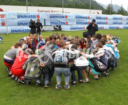 Fussball. Schuelerliga. Finale. BG Lerchenfeld gegen SHS Spittal.  Jubel Sieger Lerchenfeld. Gmuend, 1.6.2010.
Foto: Kuess
---
pressefotos, pressefotografie, kuess, qs, qspictures, sport, bild, bilder, bilddatenbank