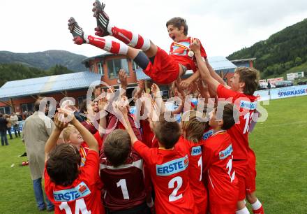 Fussball. Schuelerliga. Finale. BG Lerchenfeld gegen SHS Spittal.  Jubel Sieger Lerchenfeld. Gmuend, 1.6.2010.
Foto: Kuess
---
pressefotos, pressefotografie, kuess, qs, qspictures, sport, bild, bilder, bilddatenbank