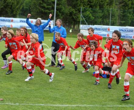 Fussball. Schuelerliga. Finale. BG Lerchenfeld gegen SHS Spittal.  Jubel Sieger Lerchenfeld. Gmuend, 1.6.2010.
Foto: Kuess
---
pressefotos, pressefotografie, kuess, qs, qspictures, sport, bild, bilder, bilddatenbank