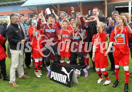 Fussball. Schuelerliga. Finale. BG Lerchenfeld gegen SHS Spittal.  Jubel Sieger Lerchenfeld. Gmuend, 1.6.2010.
Foto: Kuess
---
pressefotos, pressefotografie, kuess, qs, qspictures, sport, bild, bilder, bilddatenbank