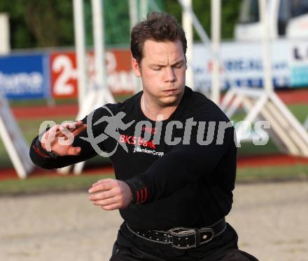 Leichtathletik. Kaerntner Meisterschaften. Kugelstossen. Martin Gratzer. Wolfsberg, am 11.6.2010.
Foto: Kuess
---
pressefotos, pressefotografie, kuess, qs, qspictures, sport, bild, bilder, bilddatenbank