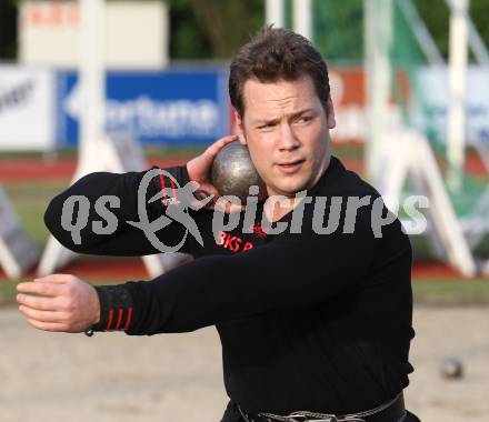 Leichtathletik. Kaerntner Meisterschaften. Kugelstossen. Martin Gratzer. Wolfsberg, am 11.6.2010.
Foto: Kuess
---
pressefotos, pressefotografie, kuess, qs, qspictures, sport, bild, bilder, bilddatenbank