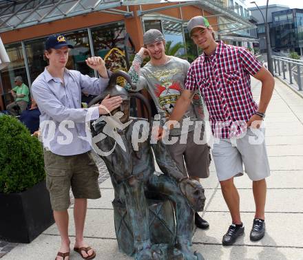 Eishockey. Bundesliga. NHL. Michael Raffl, Michael Grabner, Thomas Raffl. Villach, am 11.6.2010.
Foto: Kuess
---
pressefotos, pressefotografie, kuess, qs, qspictures, sport, bild, bilder, bilddatenbank