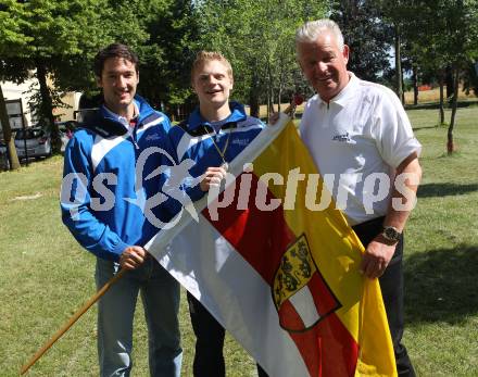 Alpe Adria Jugendspiele. Leichtathletik. Trainer Christian Jaeger, Silbermedaillengewinner ueber 200 Meter Reinhold Hollauf, Reinhard Tellian. Pordenone, am 23.6.2010.
Foto: Kuess 
---
pressefotos, pressefotografie, kuess, qs, qspictures, sport, bild, bilder, bilddatenbank