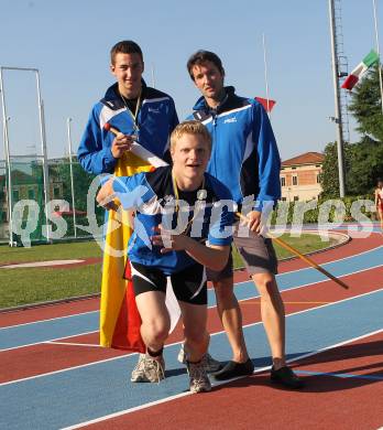 Alpe Adria Jugendspiele. Leichtathletik. Reinhold Hollauf, Kevin Grimschitz, Trainer Christian Jaeger. Pordenone, am 23.6.2010.
Foto: Kuess
---
pressefotos, pressefotografie, kuess, qs, qspictures, sport, bild, bilder, bilddatenbank