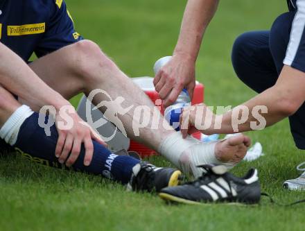 Fussball Testspiel. St. Michael/Lav. gg. WAC/St. Andrae. Feature. Veletzung. Knoechel. Bandage. St. Michael/Lav. am 26.6.2010.
Foto: Kuess
---
pressefotos, pressefotografie, kuess, qs, qspictures, sport, bild, bilder, bilddatenbank