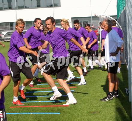 Fussball Regionalliga. Trainingsbeginn Austria Klagenfurt. Christian Prawda, Peter Pucker, Markus Pink, Johannes Isopp, Trainer Walter Schoppitsch. Klagenfurt, am 28.6.2010.
Foto: Kuess
---
pressefotos, pressefotografie, kuess, qs, qspictures, sport, bild, bilder, bilddatenbank