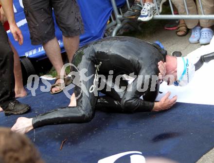 Kaernten Ironman Austria. Schwimmstart. Sturz eines Teilnehmers. Klagenfurt, am 4.7.2010.
Foto: Kuess

---
pressefotos, pressefotografie, kuess, qs, qspictures, sport, bild, bilder, bilddatenbank