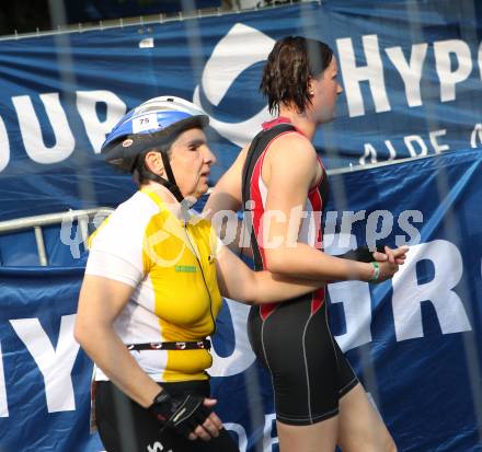 Kaernten Ironman Austria. Schwimmstart. Andrea Zweibrot (blinde Teilnehmerin). Klagenfurt, am 4.7.2010.
Foto: Kuess

---
pressefotos, pressefotografie, kuess, qs, qspictures, sport, bild, bilder, bilddatenbank