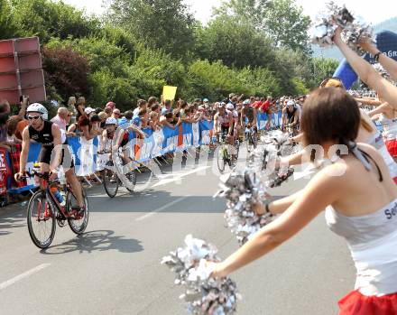 Kaernten Ironman Austria. Radfahren. Ironman Teilnehmer, Cheerleaders. Klagenfurt, am 4.7.2010.
Foto: Kuess

---
pressefotos, pressefotografie, kuess, qs, qspictures, sport, bild, bilder, bilddatenbank