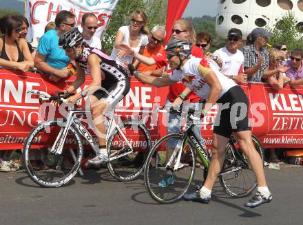 Kaernten Ironman Austria. Radfahren. Uebergabe Siegi Grabner an Elke Lichtenegger. Klagenfurt, am 4.7.2010.
Foto: Kuess

---
pressefotos, pressefotografie, kuess, qs, qspictures, sport, bild, bilder, bilddatenbank