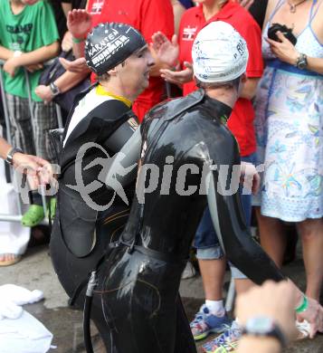 Kaernten Ironman Austria. Schwimmstart. Andrea Zweibrot (blinde Teilnehmerin). Klagenfurt, am 4.7.2010.
Foto: Kuess

---
pressefotos, pressefotografie, kuess, qs, qspictures, sport, bild, bilder, bilddatenbank