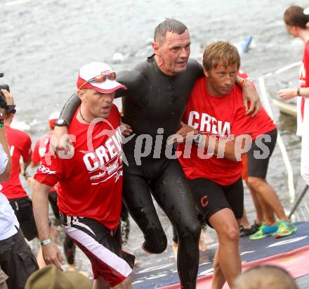 Kaernten Ironman Austria. Schwimmstart. Ein behinderter Teilnehmer wird aus dem Wasser getragen. Klagenfurt, am 4.7.2010.
Foto: Kuess

---
pressefotos, pressefotografie, kuess, qs, qspictures, sport, bild, bilder, bilddatenbank