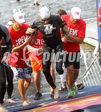 Kaernten Ironman Austria. Schwimmstart. Behinderte Teilnehmer wird aus dem Wasser geholfen. Klagenfurt, am 4.7.2010.
Foto: Kuess

---
pressefotos, pressefotografie, kuess, qs, qspictures, sport, bild, bilder, bilddatenbank