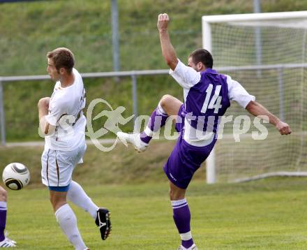 Fussball. Testspiel. SK Austria Klagenfurt gegen Nova Gorica. Oliver Pusztai (Klagenfurt), Ivan Brecevic (Nova Gorica). Ludmannsdorf, 2.7.2010.
Foto: Kuess
---
pressefotos, pressefotografie, kuess, qs, qspictures, sport, bild, bilder, bilddatenbank