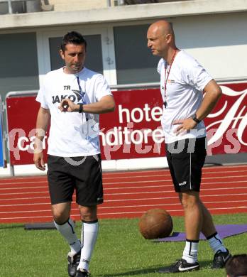 Fussball.  Erste Liga. WAC St.Andrae, Training. Trainer Nenad Bjelica, Co-Trainer Slobodan Grubor. Wolfsberg, 1.7.2010.
Foto: Kuess

---
pressefotos, pressefotografie, kuess, qs, qspictures, sport, bild, bilder, bilddatenbank