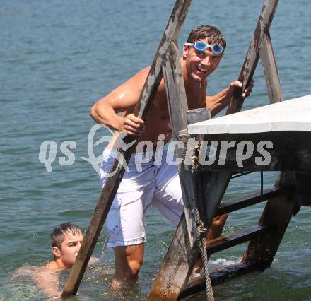 EBEL. Eishockey Bundesliga. Teambuilding VSV. Triathlon. Wasserschi. Benjamin Petrik. Ossiacher See, am 9.7.2010.
Foto: Kuess
---
pressefotos, pressefotografie, kuess, qs, qspictures, sport, bild, bilder, bilddatenbank