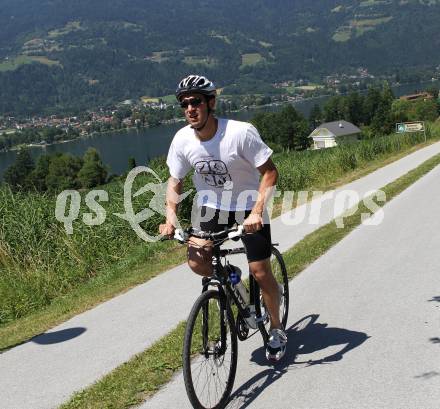 EBEL. Eishockey Bundesliga. Teambuilding VSV. Triathlon. Wasserschi. Bernhard Starkbaum. Ossiacher See, am 9.7.2010.
Foto: Kuess
---
pressefotos, pressefotografie, kuess, qs, qspictures, sport, bild, bilder, bilddatenbank