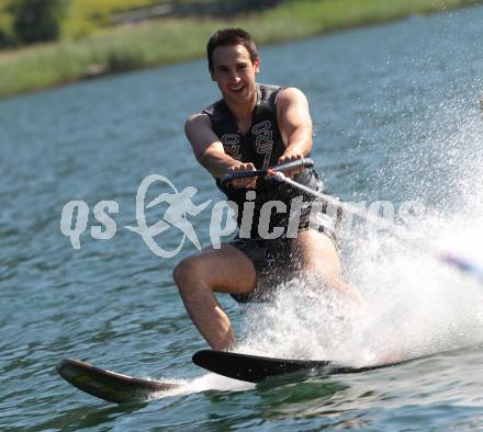 EBEL. Eishockey Bundesliga. Teambuilding VSV. Triathlon. Wasserschi. Bernhard Starkbaum. Ossiacher See, am 9.7.2010.
Foto: Kuess
---
pressefotos, pressefotografie, kuess, qs, qspictures, sport, bild, bilder, bilddatenbank