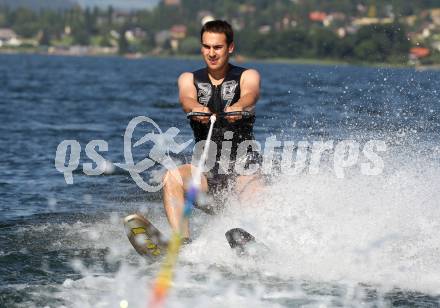 EBEL. Eishockey Bundesliga. Teambuilding VSV. Triathlon. Wasserschi. Bernhard Starkbaum. Ossiacher See, am 9.7.2010.
Foto: Kuess
---
pressefotos, pressefotografie, kuess, qs, qspictures, sport, bild, bilder, bilddatenbank