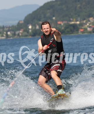 EBEL. Eishockey Bundesliga. Teambuilding VSV. Triathlon. Wasserschi. Markus Kerschbaumer. Ossiacher See, am 9.7.2010.
Foto: Kuess
---
pressefotos, pressefotografie, kuess, qs, qspictures, sport, bild, bilder, bilddatenbank