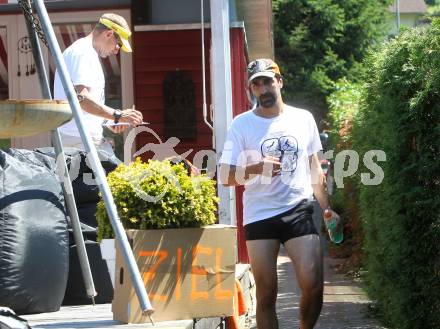 EBEL. Eishockey Bundesliga. Teambuilding VSV. Triathlon. Wasserschi. Zieleinlauf Gert Prohaska. Ossiacher See, am 9.7.2010.
Foto: Kuess
---
pressefotos, pressefotografie, kuess, qs, qspictures, sport, bild, bilder, bilddatenbank