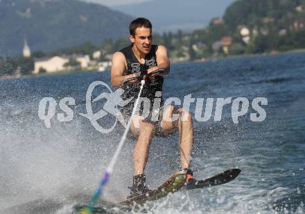 EBEL. Eishockey Bundesliga. Teambuilding VSV. Triathlon. Wasserschi. Bernhard Starkbaum. Ossiacher See, am 9.7.2010.
Foto: Kuess
---
pressefotos, pressefotografie, kuess, qs, qspictures, sport, bild, bilder, bilddatenbank